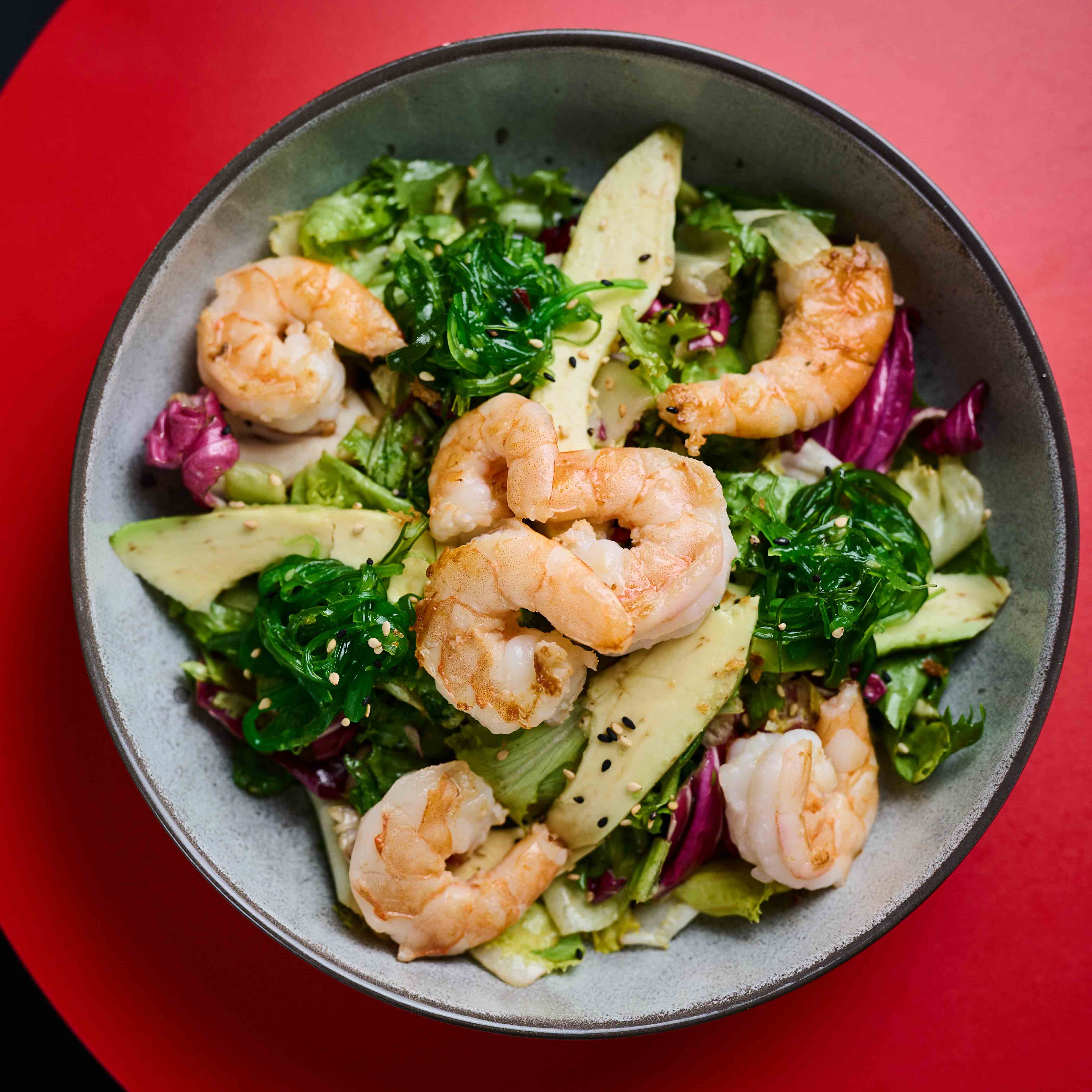 Miešaný listový šalát s wakame riasami, avokádo, sezam, ázijský dresing