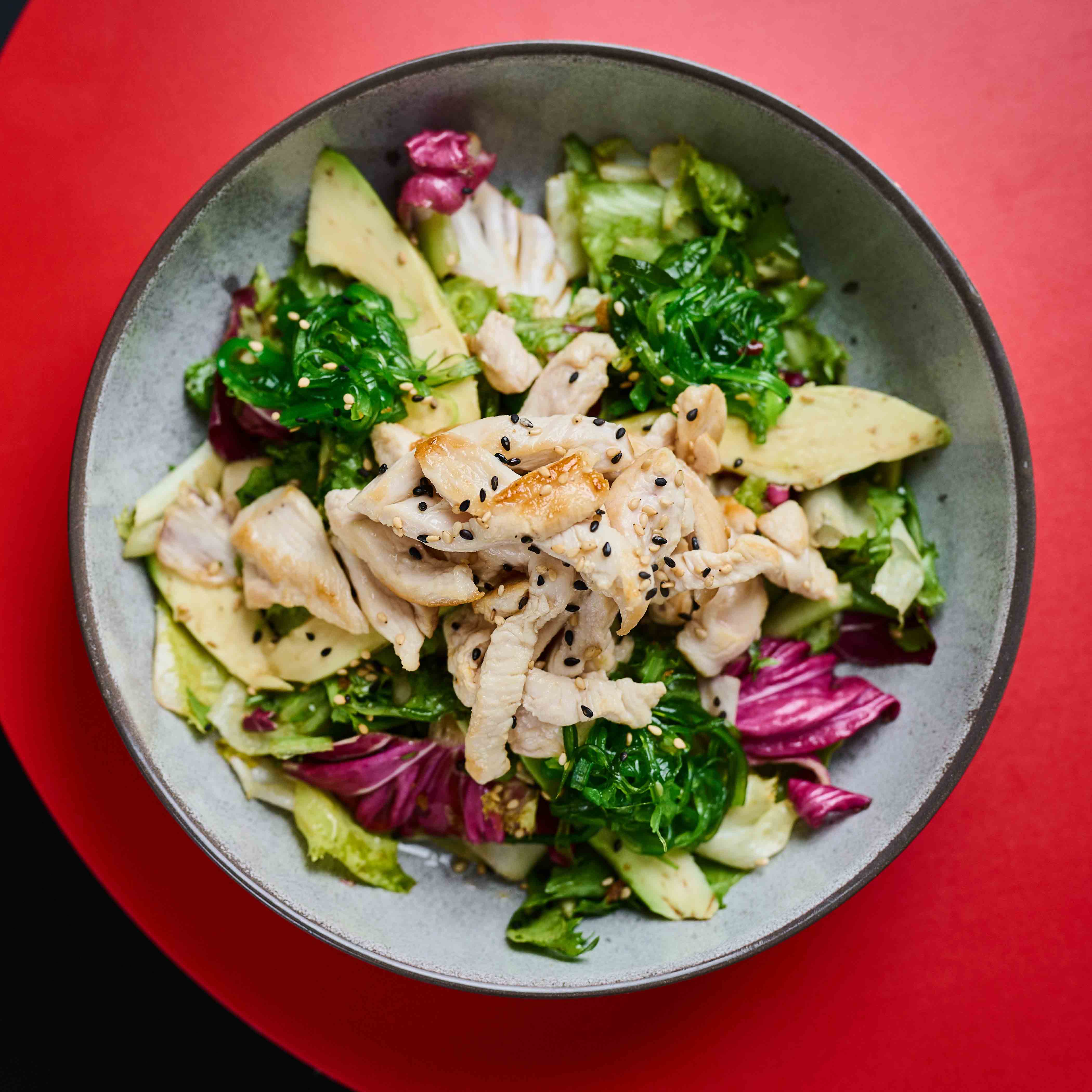 Miešaný listový šalát s wakame riasami, avokádo, sezam, ázijský dresing