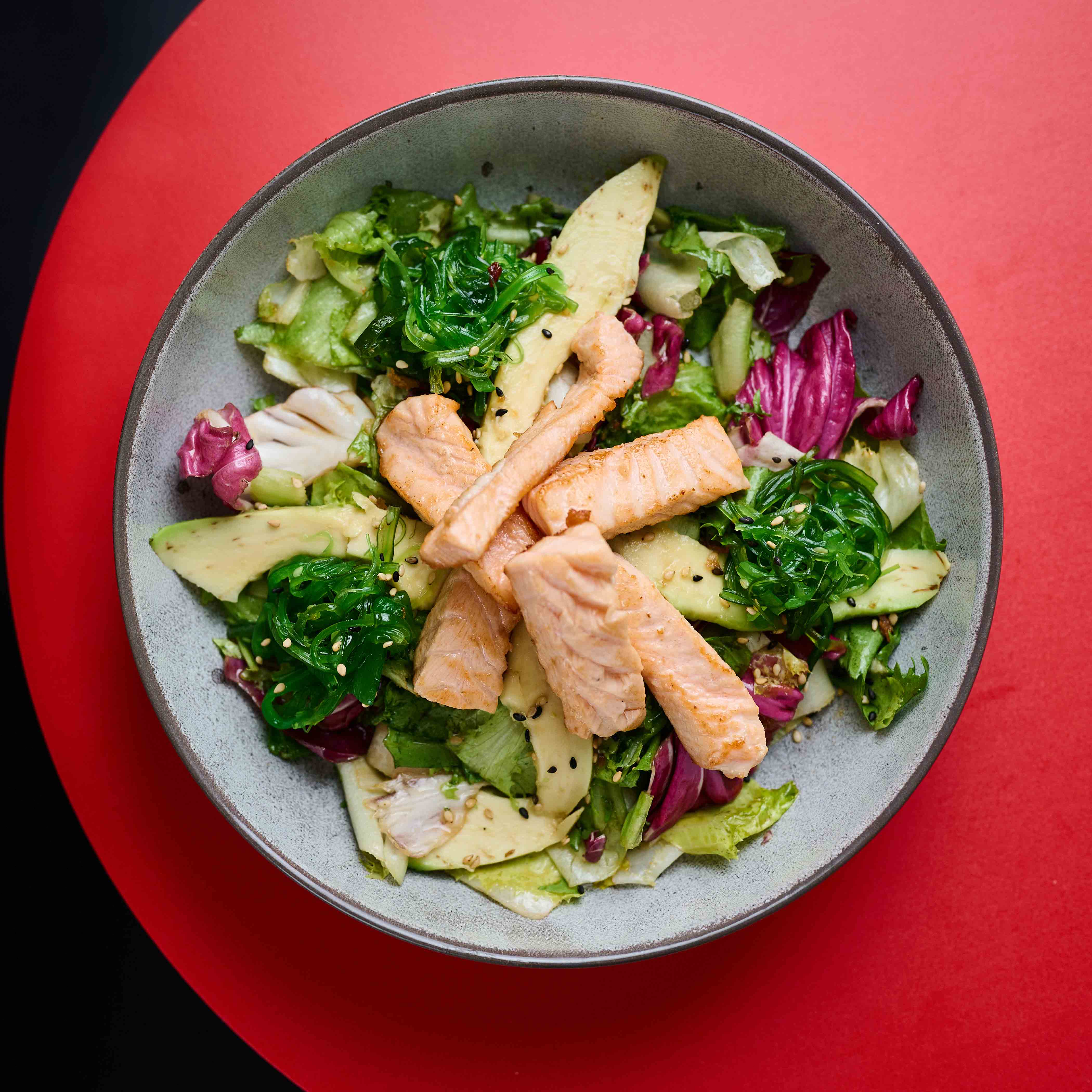 Miešaný listový šalát s wakame riasami, avokádo, sezam, ázijský dresing