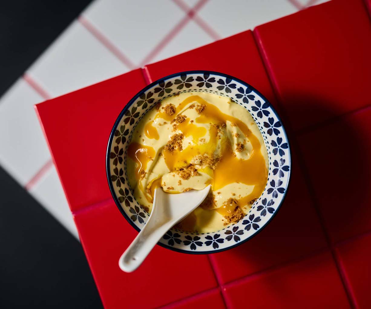 Mango kr&eacute;m s čerstv&yacute;m ovoc&iacute;m a su&scaron;ienkami