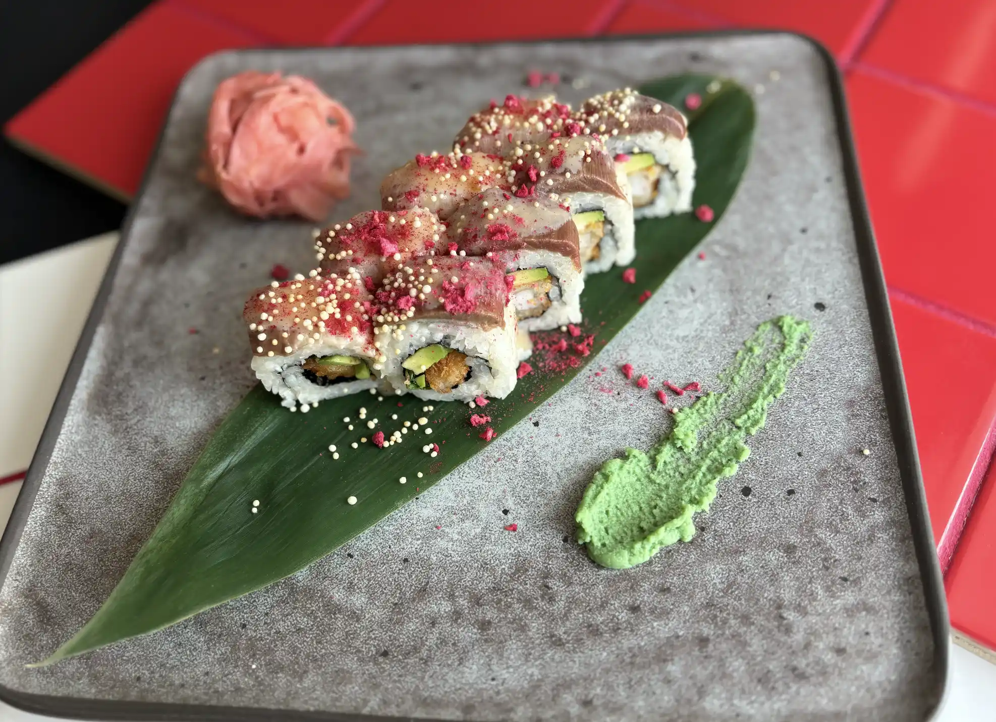 Hamachi ryba, kreveta v panku, avokádo, lístky mäty, yuzu majonéza, sušené maliny, limetka