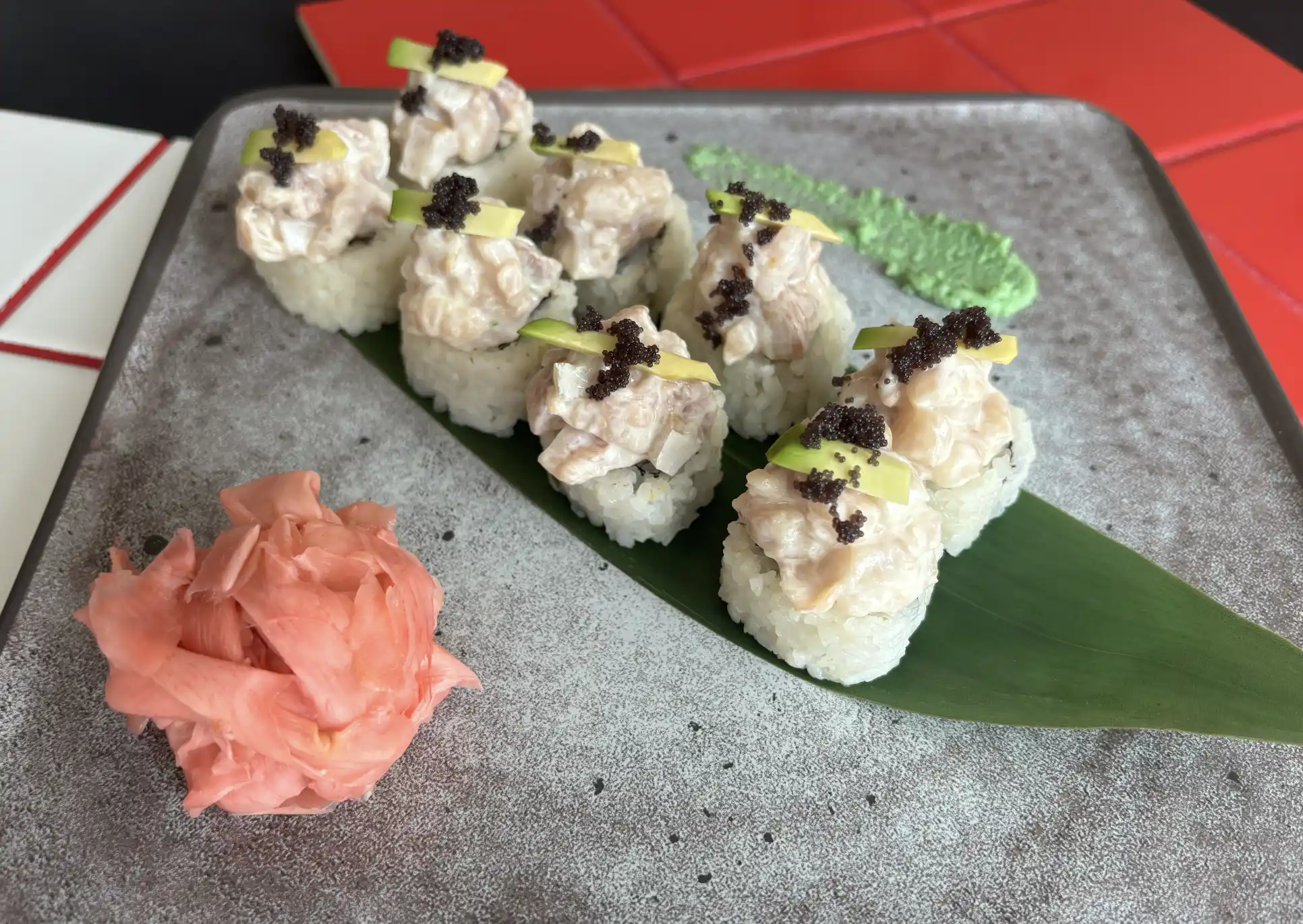 Hamachi ryba, kreveta v panku, mango, avokádo, kaviár