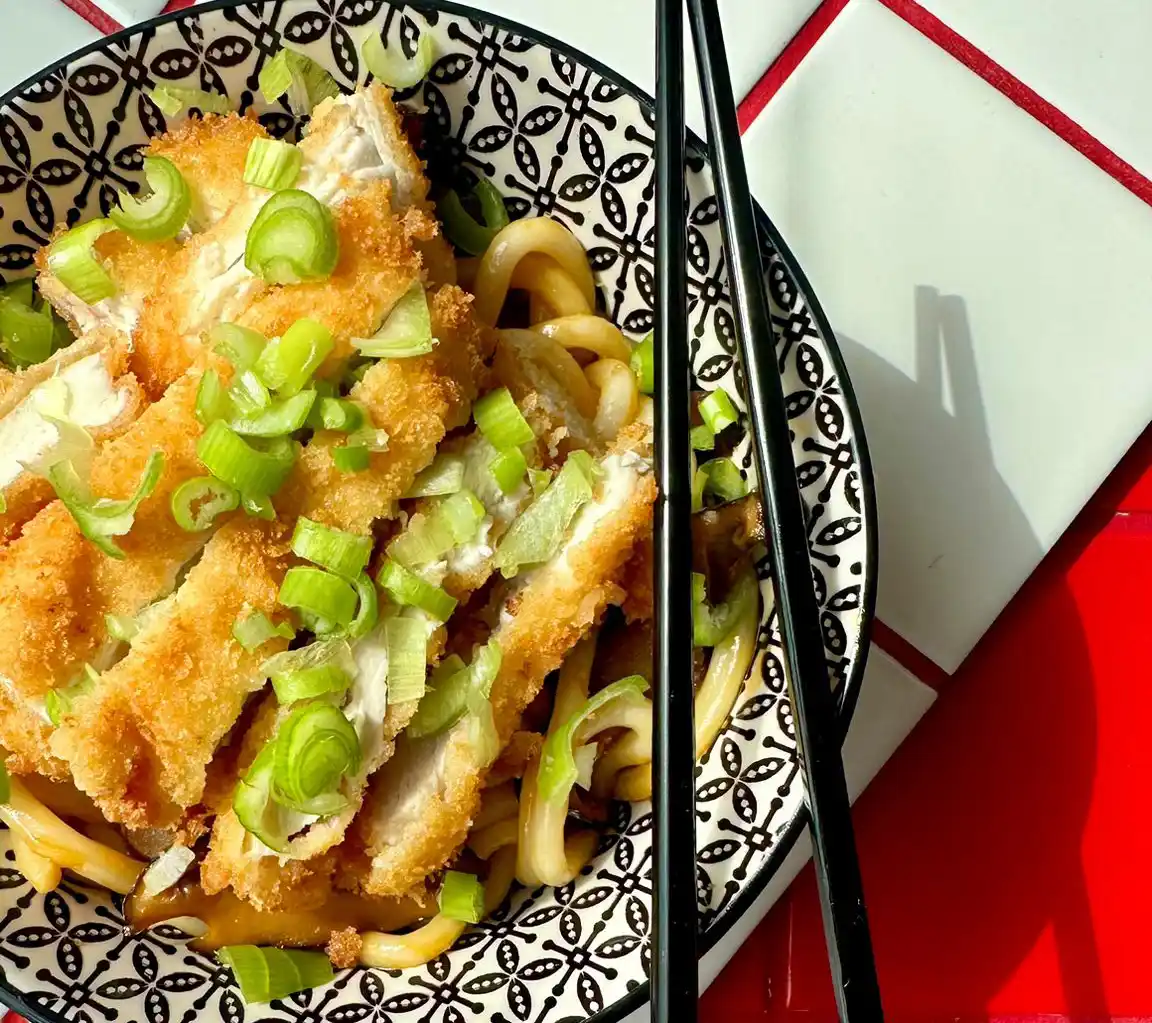 Udon rezance s maslovou miso pastou, shitake hubami, jarnou cibuľkou a kuraťom v panko strúhanke