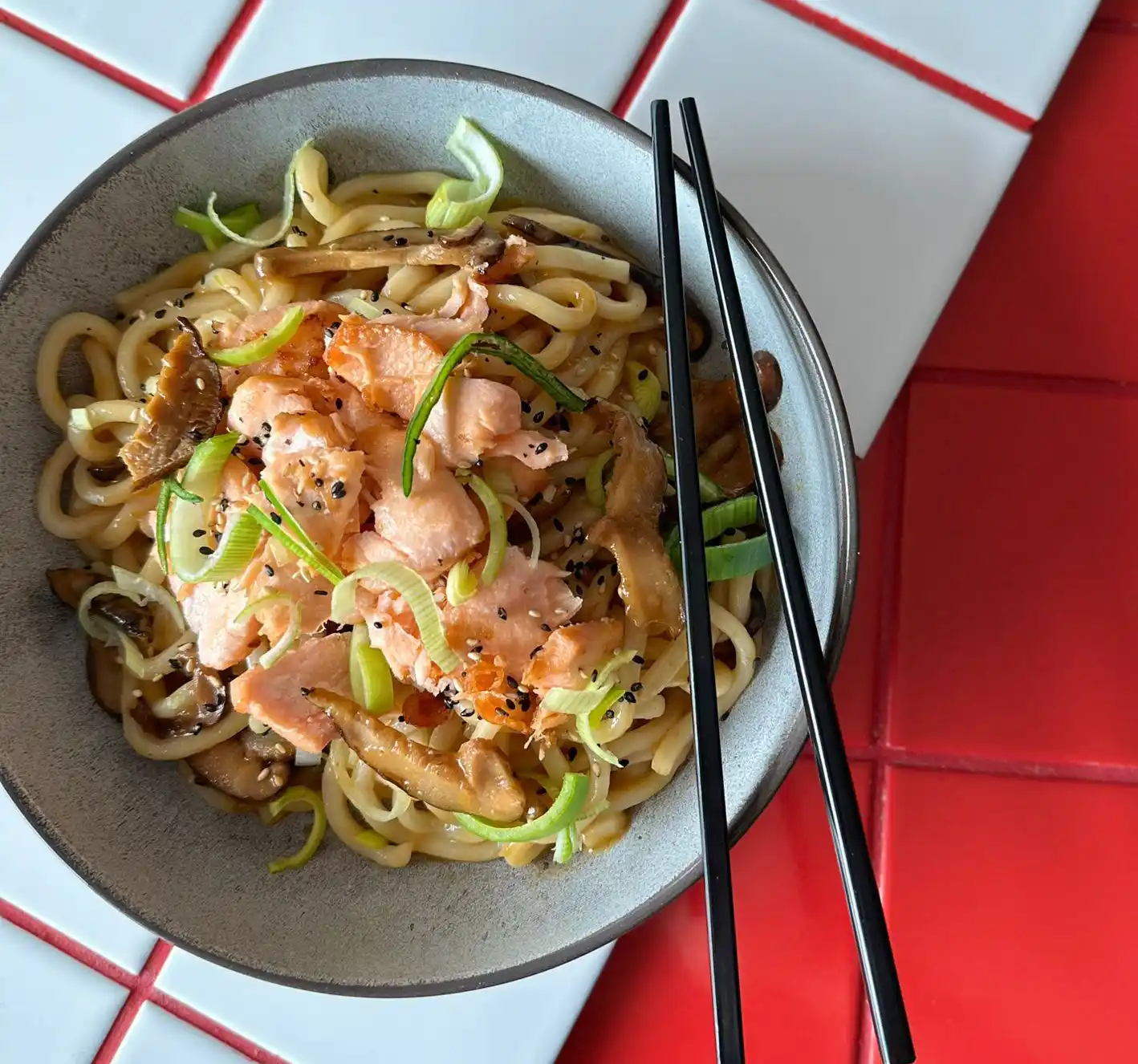 Udon rezance s maslovou miso pastou, shitake hubami, jarnou cibuľkou a lososom